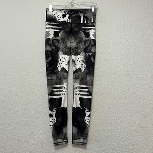 Aimn Bold Spirit Black White Leggings